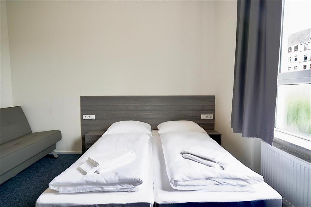 Dreibettzimmer mit Dusche